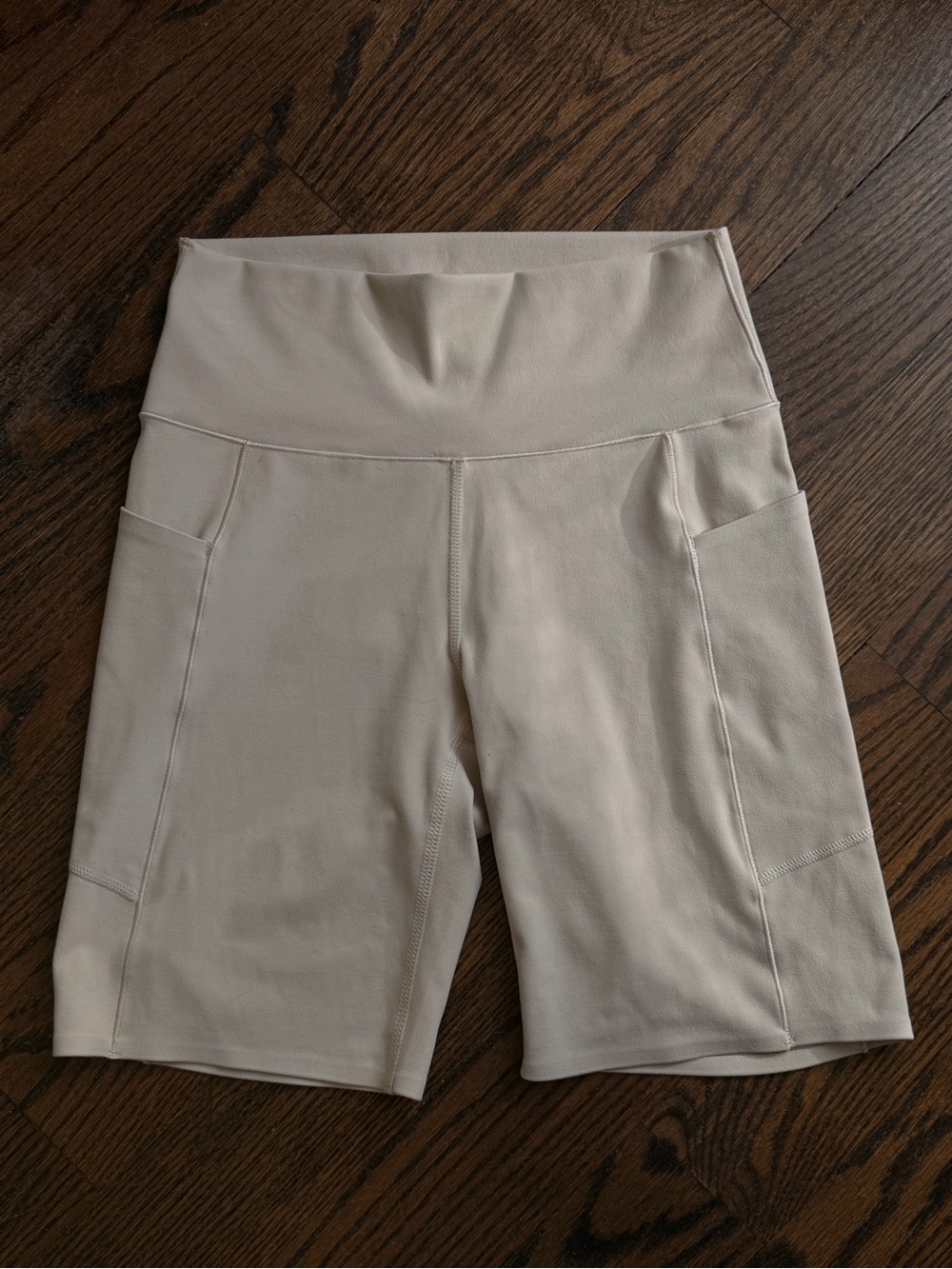 Uniqlo High-Waist Bike Shorts with Side Pockets in Light Beige